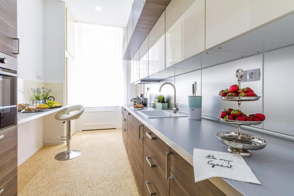 Stylish Apartment 5 Minutes Walk From City Center Praga Exterior foto