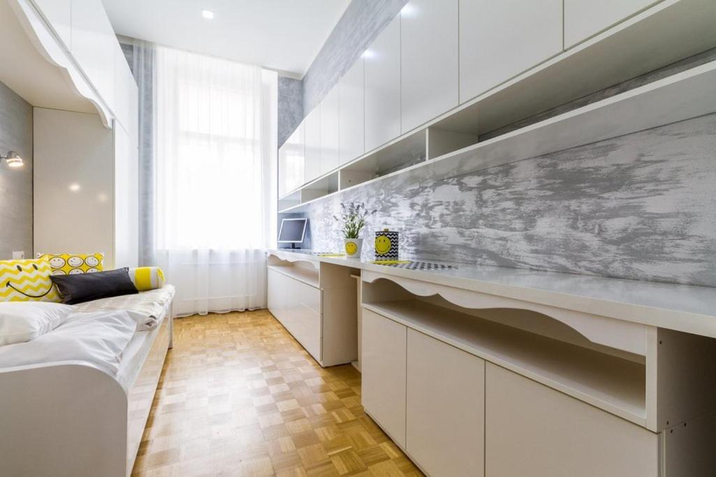 Stylish Apartment 5 Minutes Walk From City Center Praga Exterior foto
